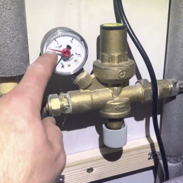 &Uuml;berpr&uuml;fen des Wasserdrucks